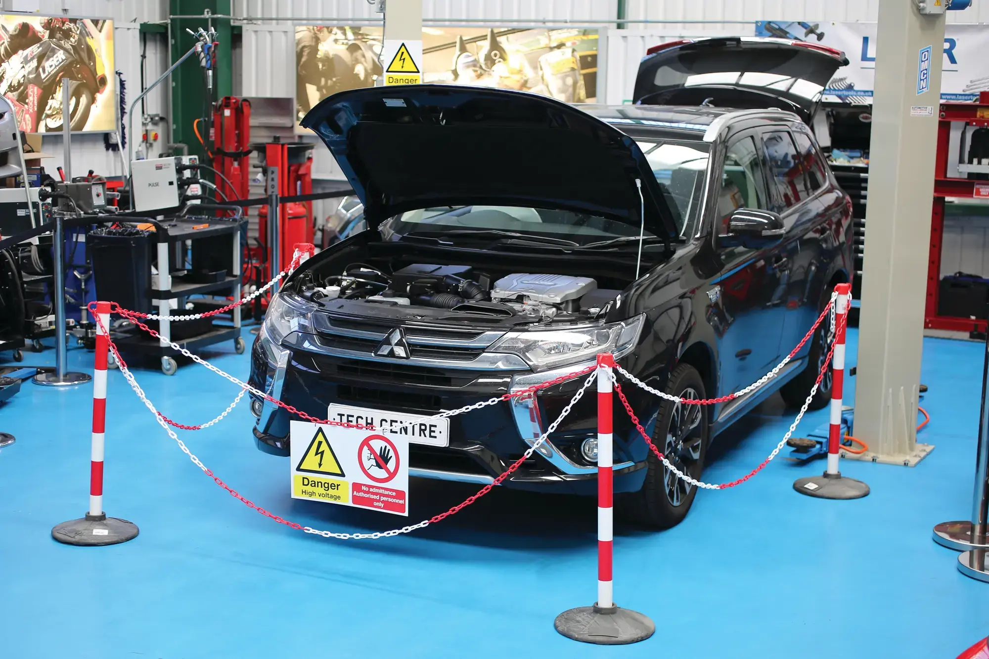 Laser 6700 Set of 4 Posts & Bases with Chain