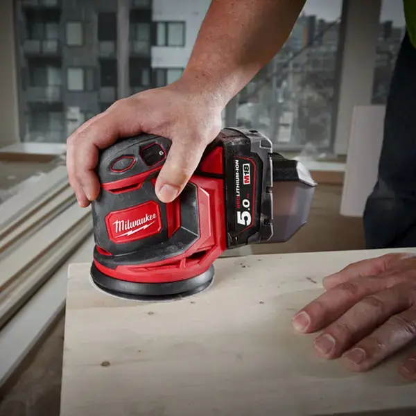 Milwaukee M18 5amp Brushed Random Orbital Sander (Kit)