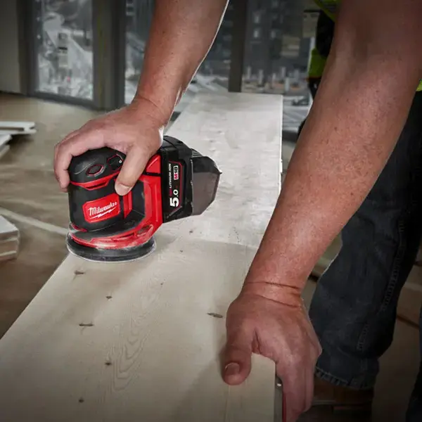 Milwaukee M18 5amp Brushed Random Orbital Sander (Kit)