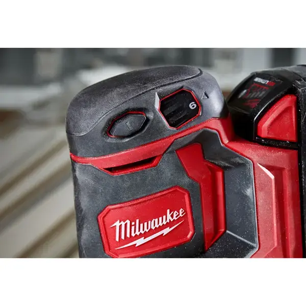Milwaukee M18 5amp Brushed Random Orbital Sander (Kit)