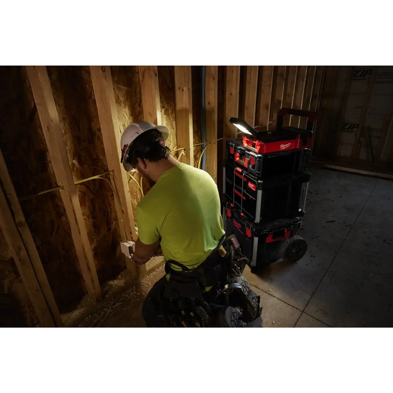 Milwaukee M12 PACKOUT area light 1400 lumens M12POAL-0