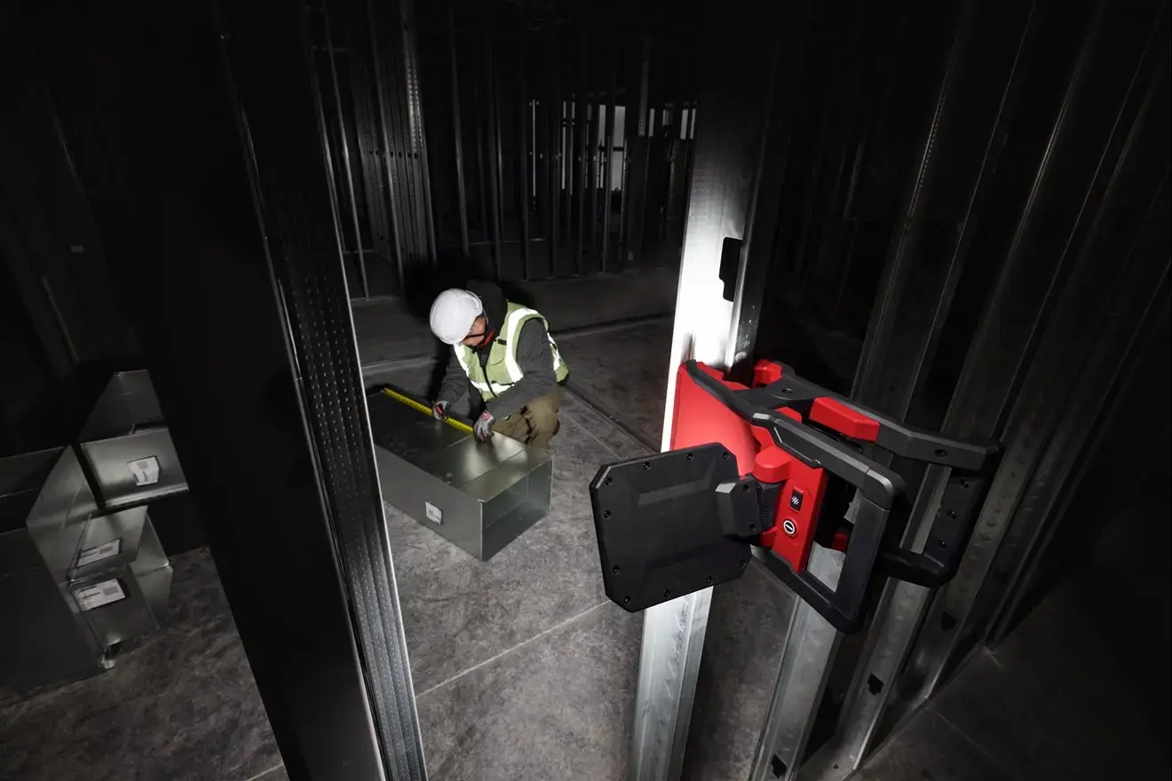 Milwaukee M18 Pivoting Area Light