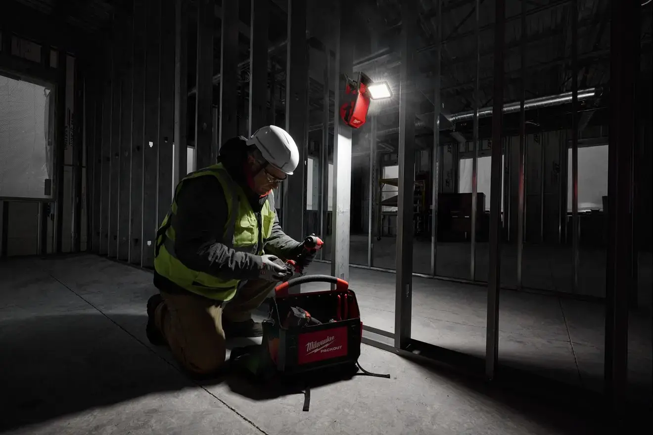 Milwaukee M18 Pivoting Area Light